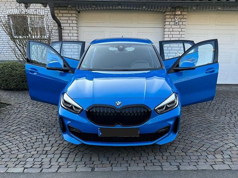 Blau Gebraucht 2022 BMW 118 M Sport Kleinwagen | 26.999 € (Fairer Preis) - Bild 1/4