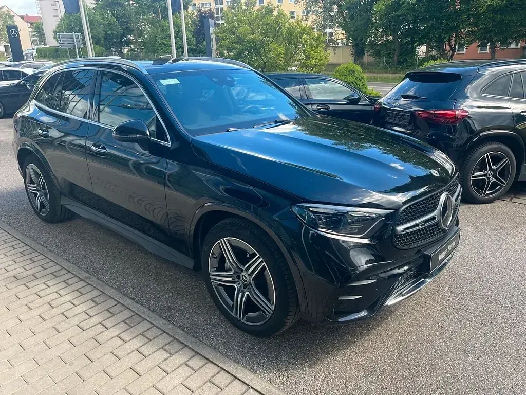 Gebraucht Mercedes GLC300 AMG 269 PS (197 kW) 2024 Obsidianschwarz SUV
