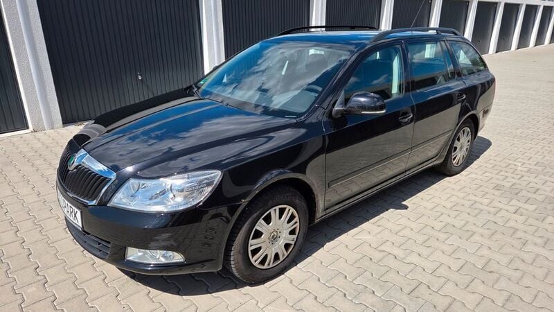 Schwarz Gebraucht 2010 Skoda Octavia Ambiente Kombi | 2.990 € (Superpreis) - Bild 1/4