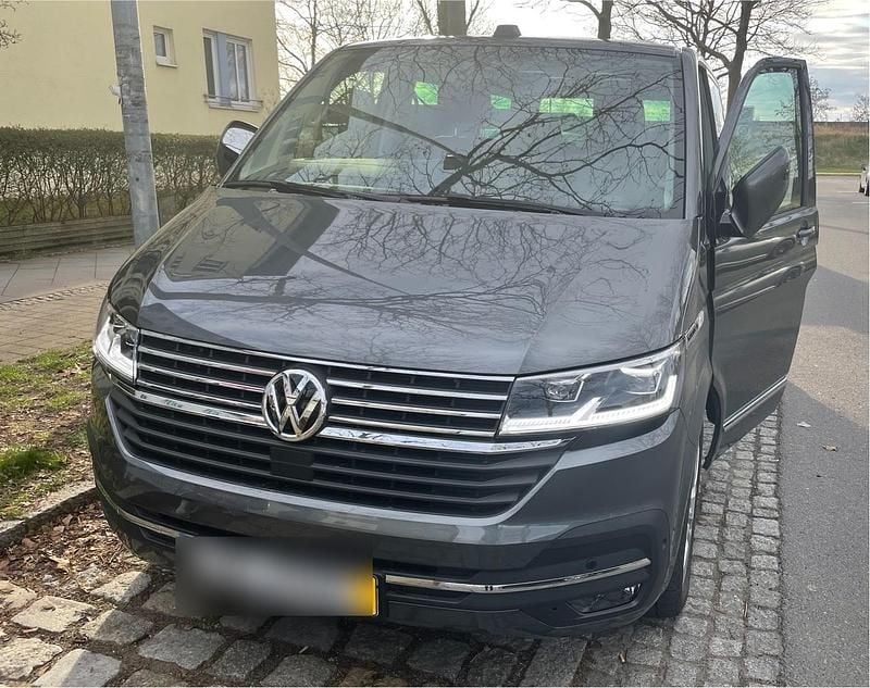 Grau Gebraucht 2020 VW Multivan Van / Kleinbus | 39.500 € (Guter Preis) - Bild 1/4
