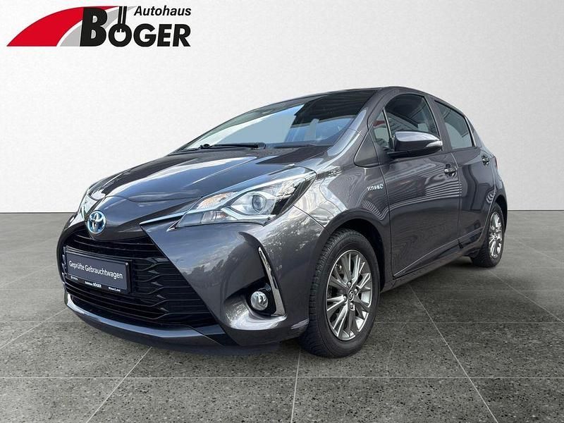 Grau Gebraucht 2017 Toyota Yaris Hybrid Comfort Limousine | 12.690 € (Fairer Preis) - Bild 1/3
