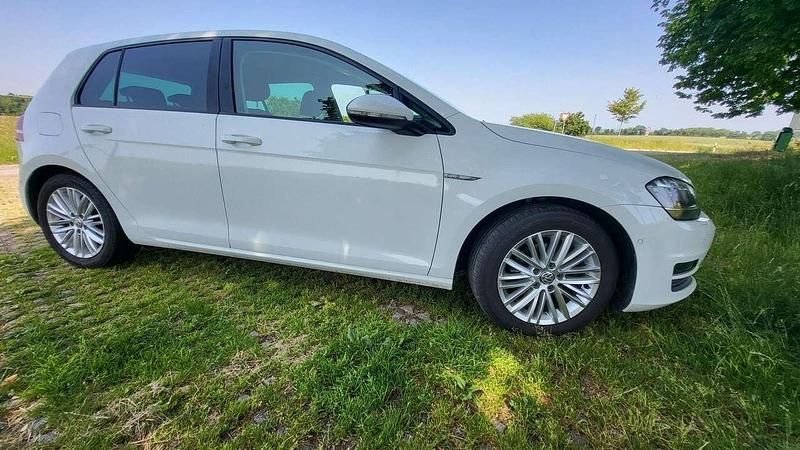 Weiß Gebraucht 2014 VW Golf VII Cup Limousine | 11.900 € (Fairer Preis) - Bild 1/4