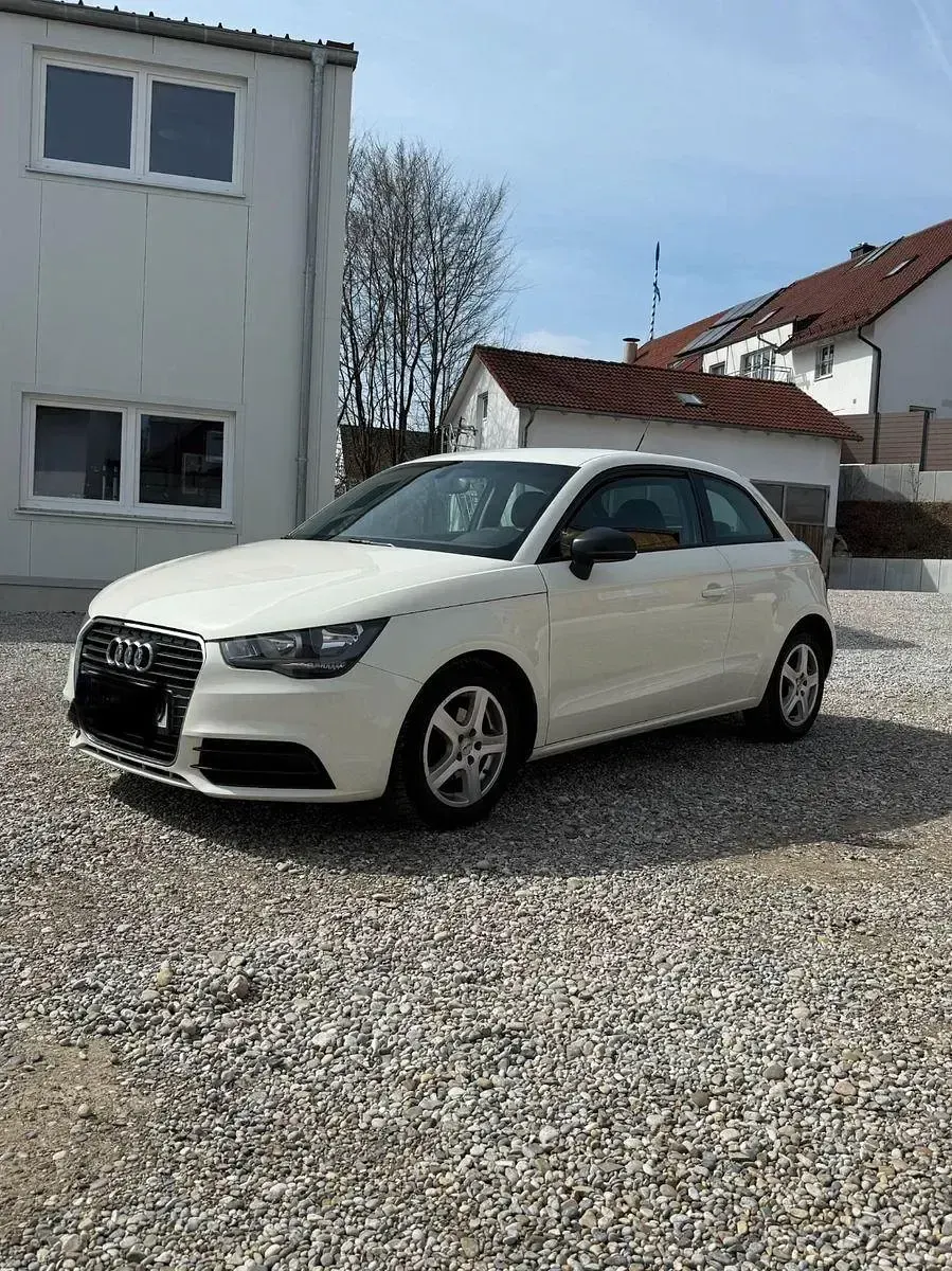Używany Audi A1 Attraction 86 KM (63 kW) 2011 Biały Hatchback