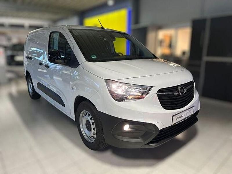 Weiss Gebraucht 2024 Opel Combo-e Life Edition Limousine | 28.900 € (Etwas zu teuer) - Bild 1/4