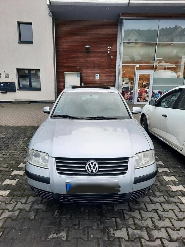 Grau Gebraucht 2001 VW Passat Limousine | 1.200 € - Bild 1/4