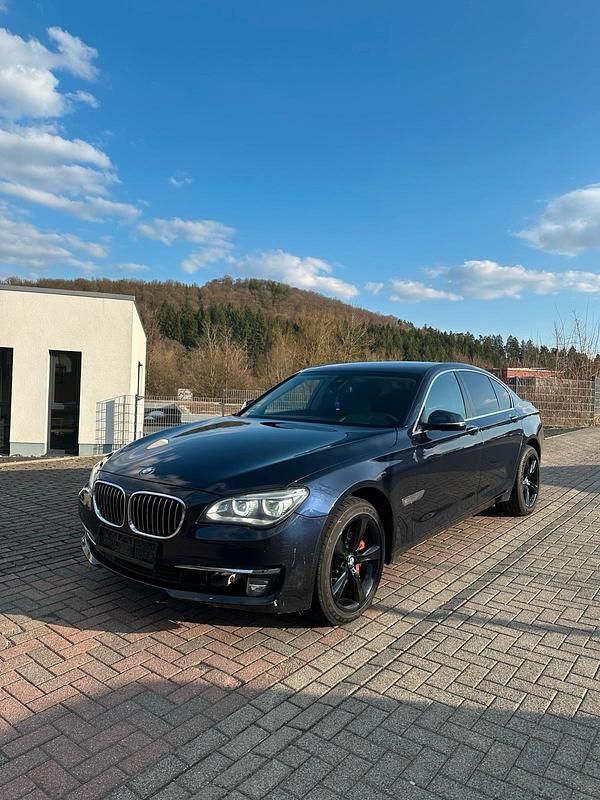 Gebraucht BMW 740 313 PS (230 kW) 2013 Blau Limousine