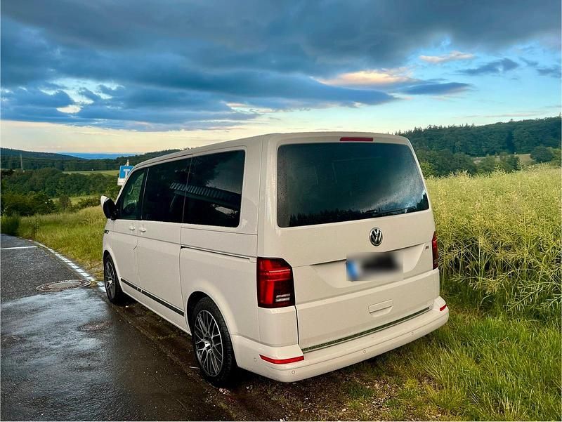 Używany VW Multivan Highline 245 KM (180 kW) 2021 Szary Minivan