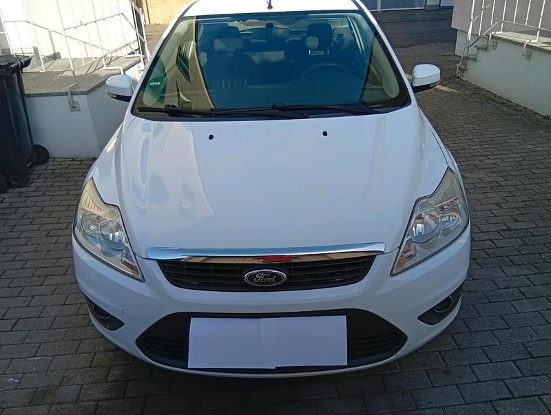 Weiß Gebraucht 2009 Ford Focus Limousine | 2.450 € (Fairer Preis) - Bild 1/4
