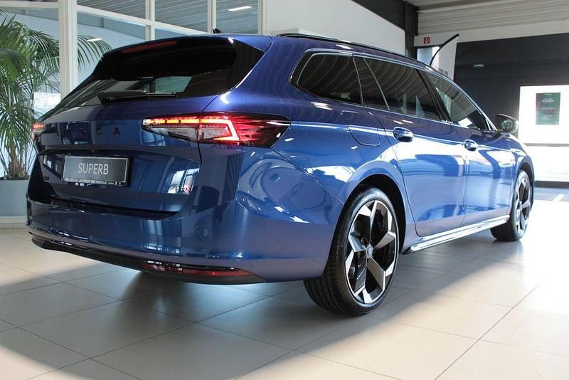 Neu Skoda Superb SportLine 193 PS (141 kW) 2025 Blau Kombi