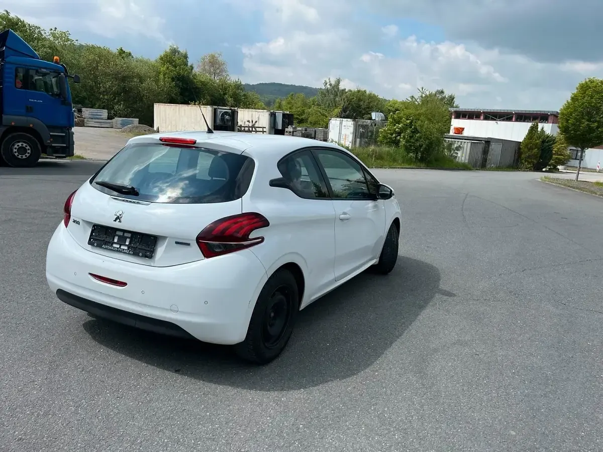 Gebraucht Peugeot 208 Active 2017 Weiß Kleinwagen