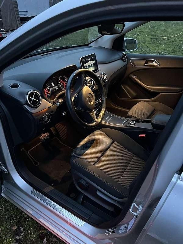 Gebraucht Mercedes B180 122 PS (89 kW) 2015 Grau Van / Kleinbus