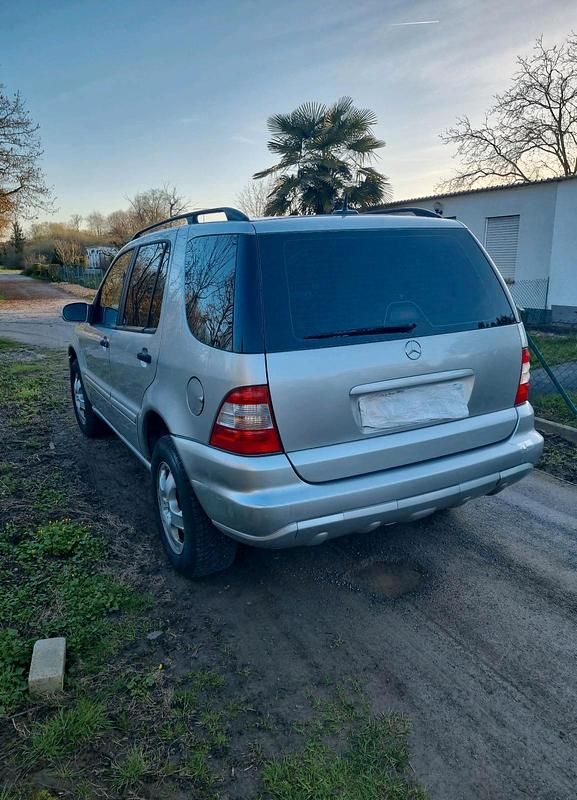 Gebraucht Mercedes ML270 163 PS (119 kW) 2005 Silber SUV