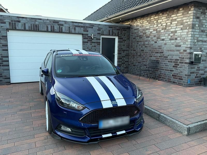 Usata Ford Focus ST 185 CV (136 kW) 2016 Blu Berlina