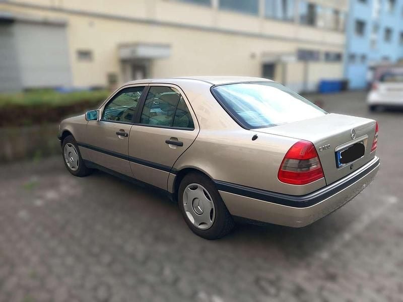 Gebraucht Mercedes C180 Elegance 122 PS (89 kW) 1997 Gold Limousine