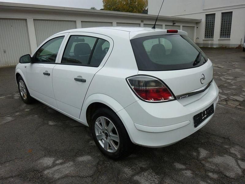 Gebraucht Opel Astra Selection 90 PS (66 kW) 2009 Weiß Limousine