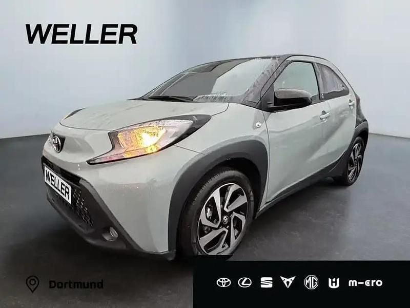 Urban khaki / black (gruen) Gebraucht 2024 Toyota Aygo Team Kleinwagen | 17.670 € (Fairer Preis) - Bild 1/3