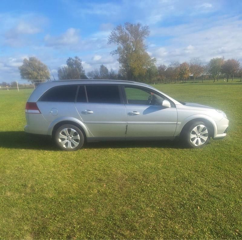 Silber Gebraucht 2007 Opel Vectra Kombi | 2.499 € (Etwas zu teuer) - Bild 1/4