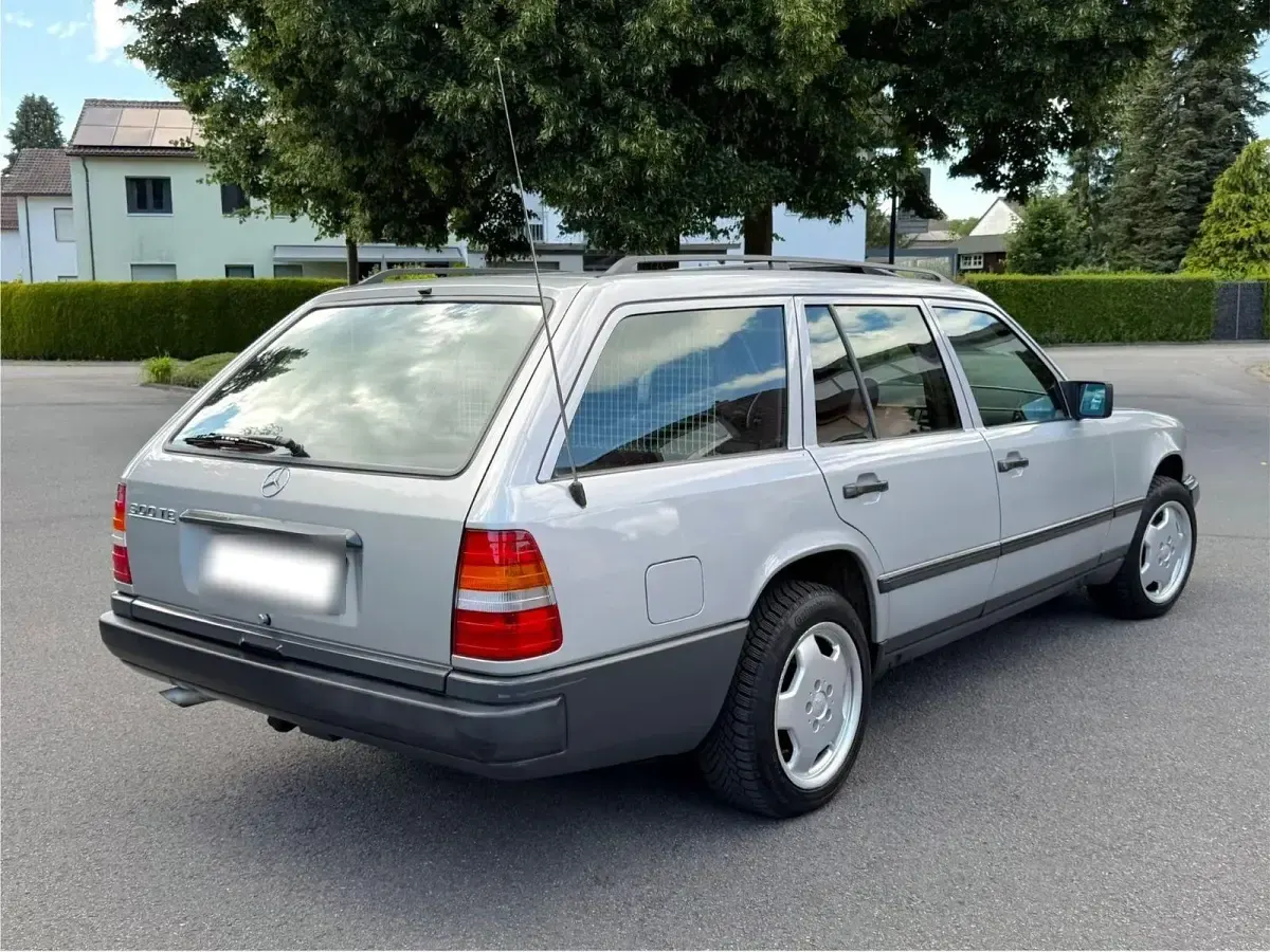 Gebraucht Mercedes E300 179 PS (131 kW) 1987 Silber Kombi