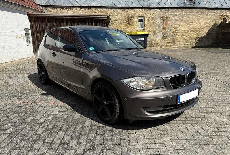 Braun Gebraucht 2008 BMW 118 Kleinwagen | 2.399 € (Guter Preis) - Bild 1/4