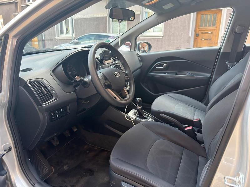 Second-hand Kia Rio 85 CP (62 kW) 2012 Argintiu Berlinǎ