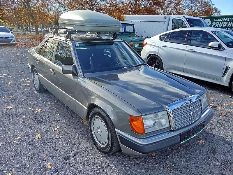 Gebraucht Mercedes E230 132 PS (97 kW) 1990 Grau Limousine