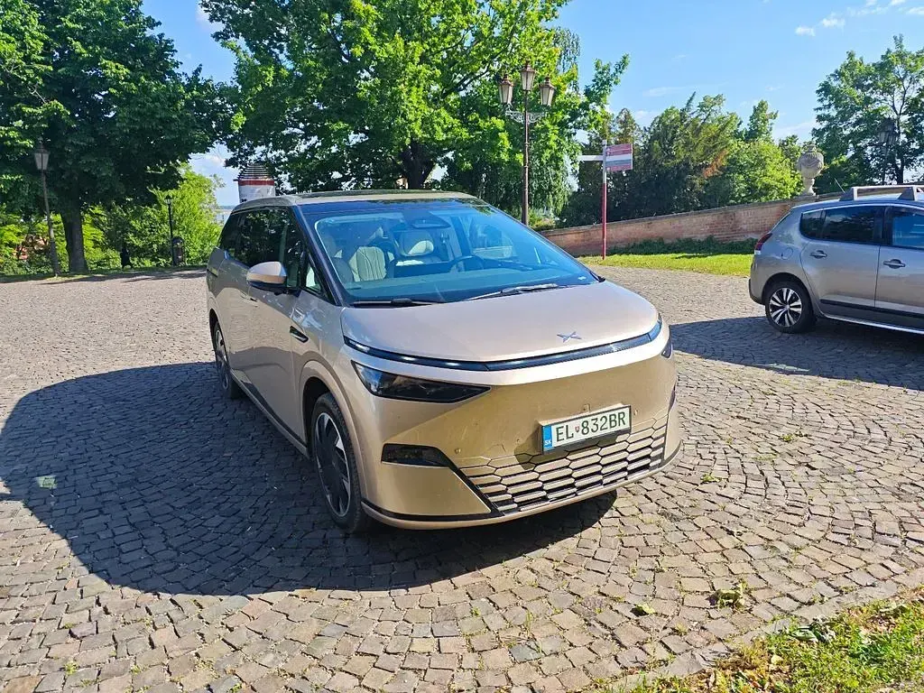 Gebraucht XPENG X9 AWD Performance 369 kW (503 PS) 2024 Gold Van / Kleinbus