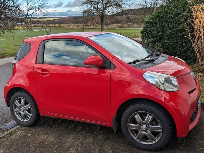Rot Gebraucht 2010 Toyota iQ Kleinwagen | 6.400 € (Teuer) - Bild 1/4