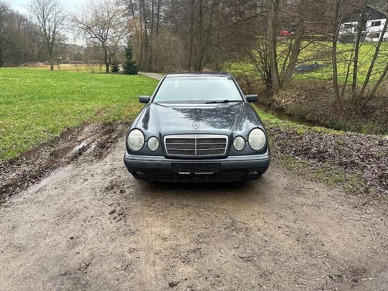 Grün Gebraucht 1997 Mercedes E240 Elegance Limousine | 1.800 € (Superpreis) - Bild 1/4