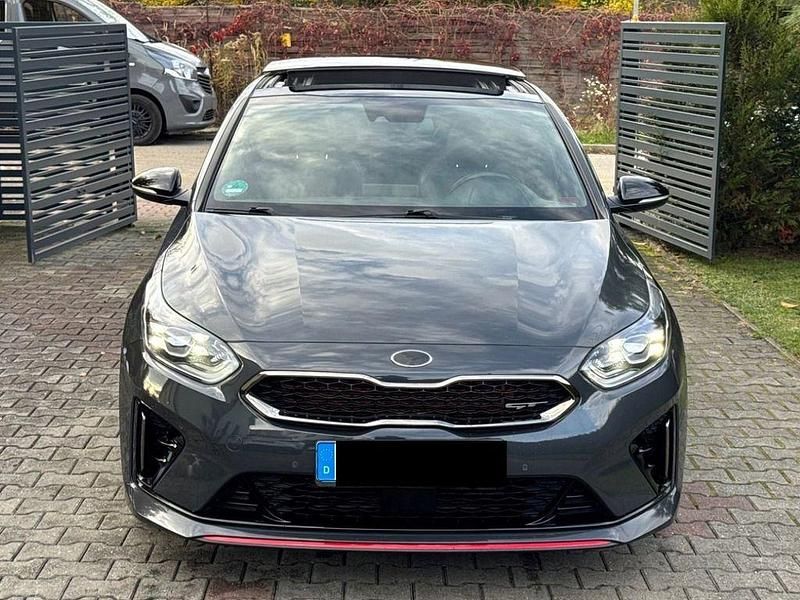 Grau Gebraucht 2020 Kia ProCeed Limousine | 15.500 € (Fairer Preis) - Bild 1/4