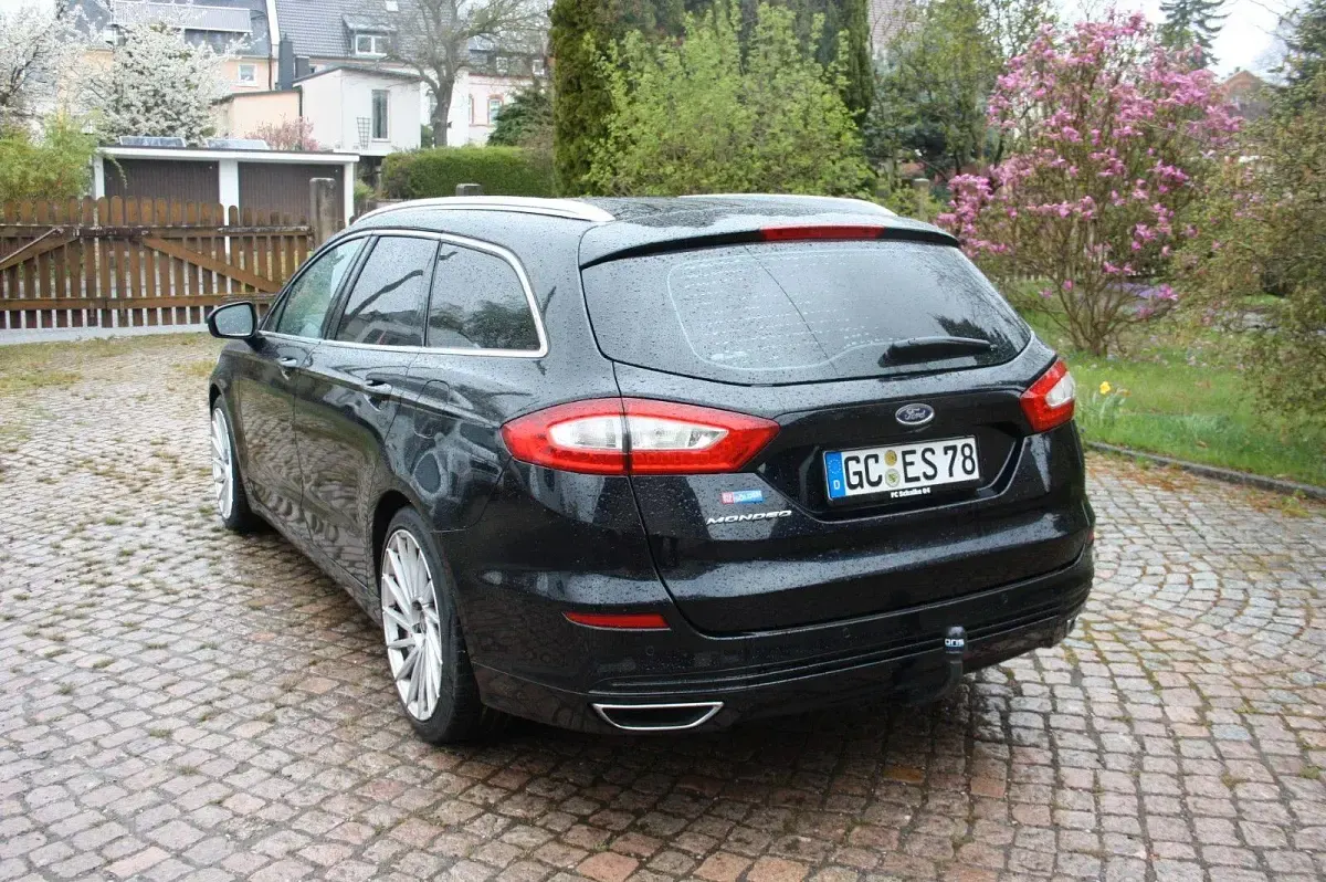 Usado Ford Mondeo Titanium 179 CV (131 kW) 2016 Negro Berlina