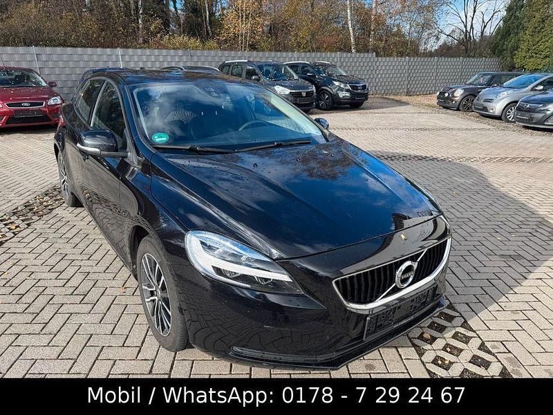 Schwarz Gebraucht 2019 Volvo V40 Momentum Limousine | 11.000 € (Guter Preis) - Bild 1/4