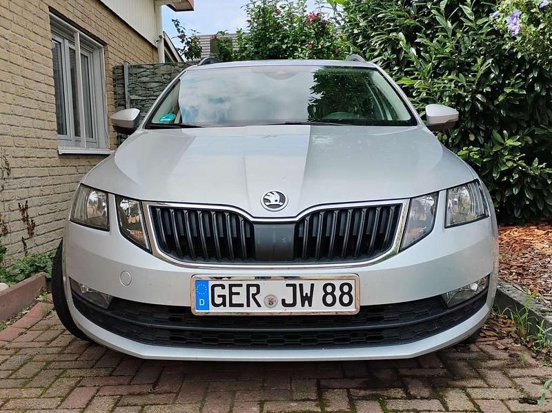 Grau Gebraucht 2019 Skoda Octavia Clever Kombi | 14.900 € (Fairer Preis) - Bild 1/4