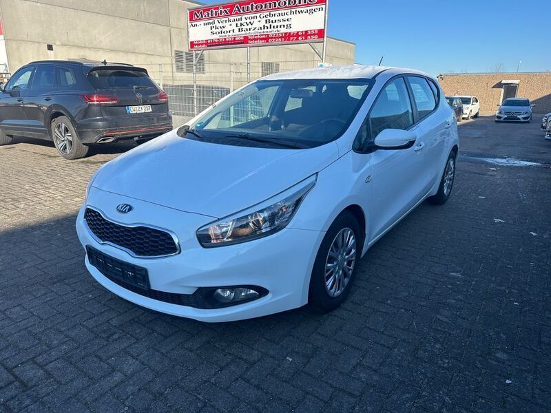 Weiß Gebraucht 2014 Kia Ceed Edition 7 Limousine | 4.999 € (Guter Preis) - Bild 1/4