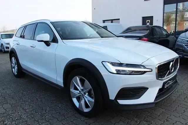 Gebraucht Volvo V60 CC 197 PS (144 kW) 2021 Weiß Kombi