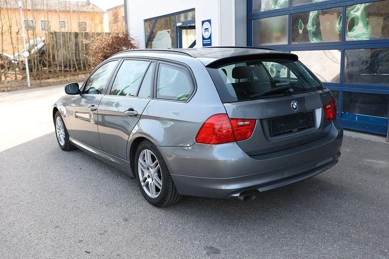Gebraucht BMW 318 143 PS (105 kW) 2012 Grau Kombi