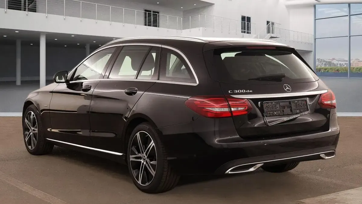 Używany Mercedes C300e 306 KM (225 kW) 2021 Czarny Kombi