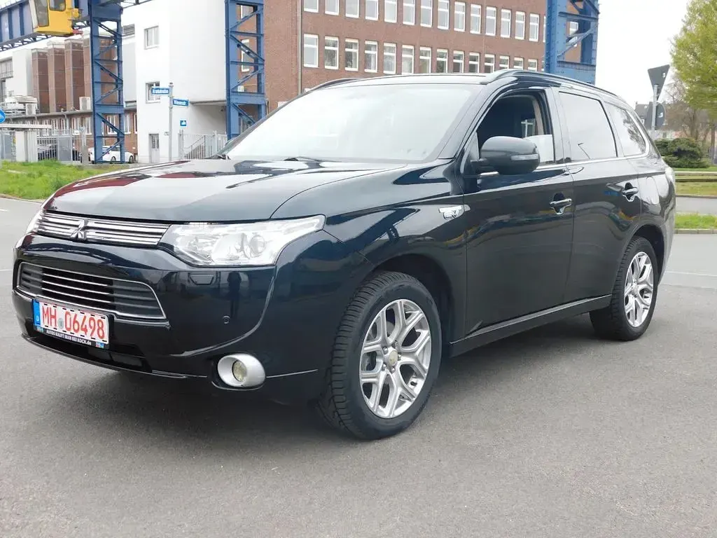 Gebraucht Mitsubishi Outlander P-HEV Basis 121 PS (88 kW) 2014 Schwarz SUV