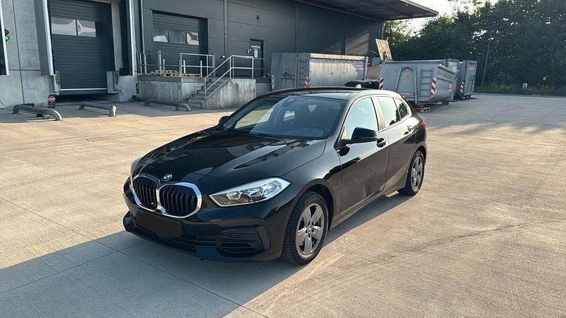 Schwarz Gebraucht 2020 BMW 118 Comfort Edition Kleinwagen | 15.499 € (Guter Preis) - Bild 1/4