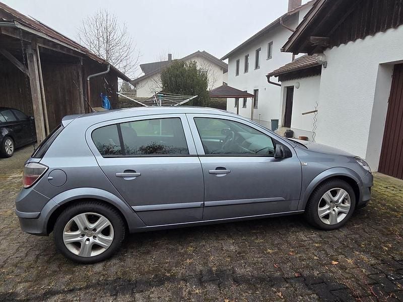 Gebraucht Opel Astra Selection 116 PS (85 kW) 2009 Grau Limousine