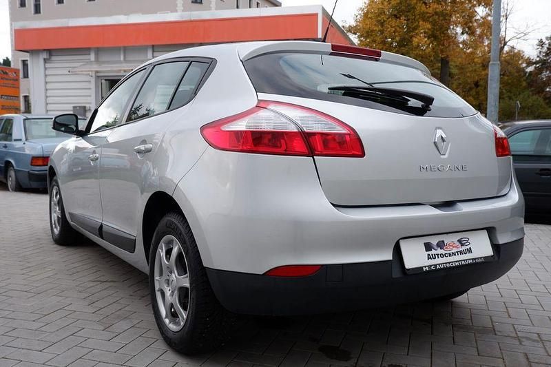 Gebraucht Renault Mégane III Authentique 101 PS (74 kW) 2012 Silber Limousine