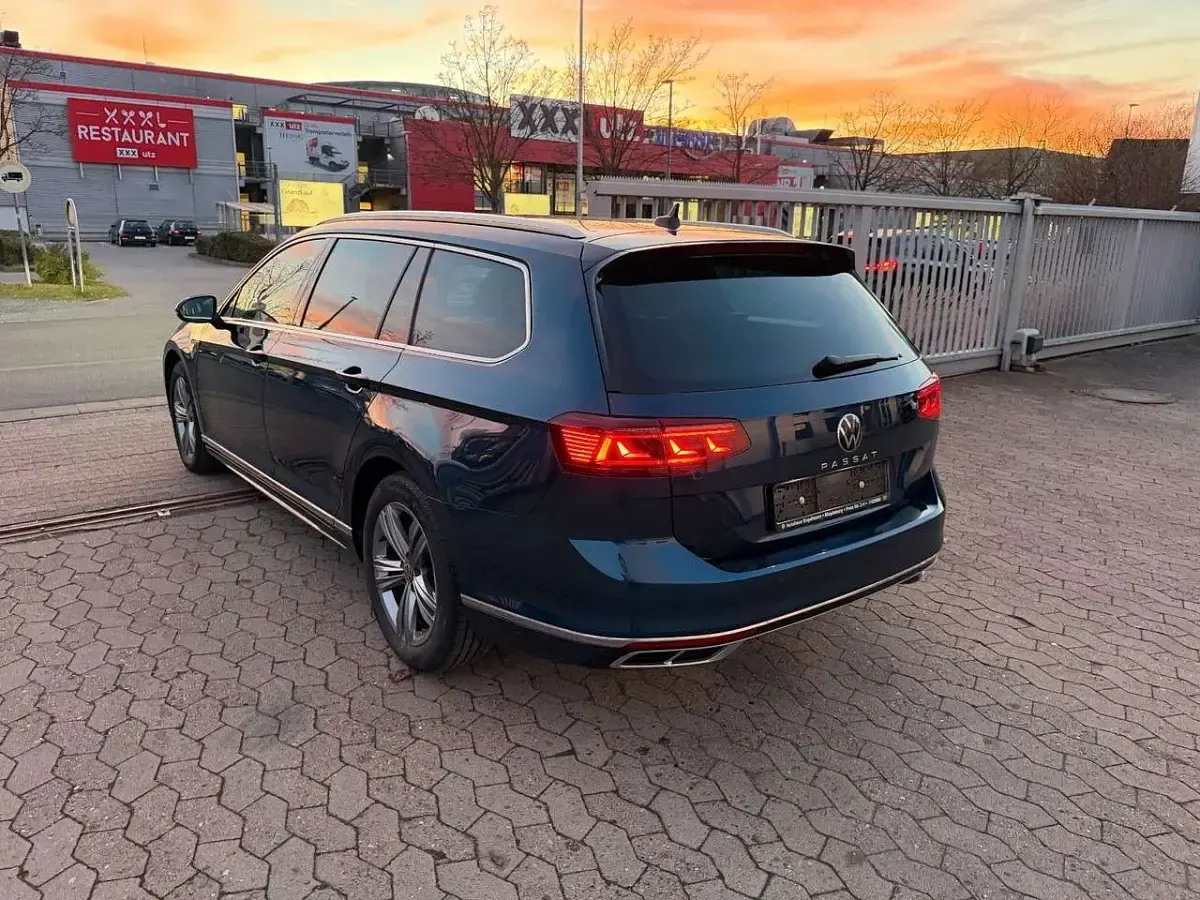 Gebraucht VW Passat Business 200 PS (147 kW) 2023 Blau Kombi