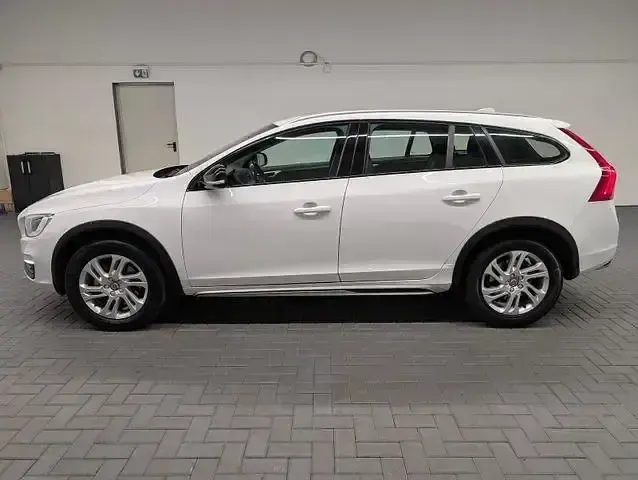 Gebraucht Volvo V60 CC 150 PS (110 kW) 2016 Ice white, solid / solid Kombi