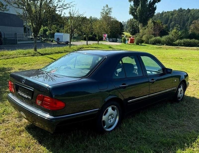 Gebraucht Mercedes E230 Avantgarde 150 PS (110 kW) 1997 Schwarz Limousine