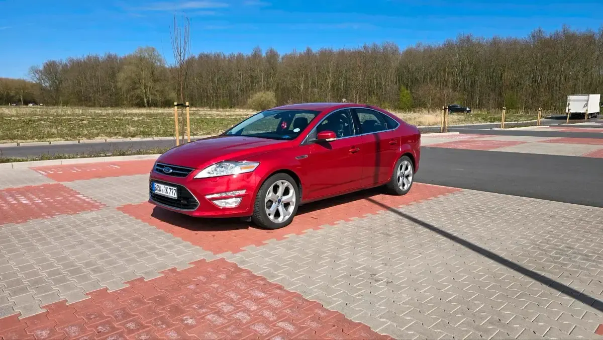 Gebraucht Ford Mondeo 162 PS (119 kW) 2013 Rot Kleinwagen