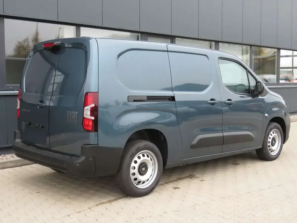 Neu Fiat Doblò 131 PS (96 kW) 2026 Blau Van / Kleinbus