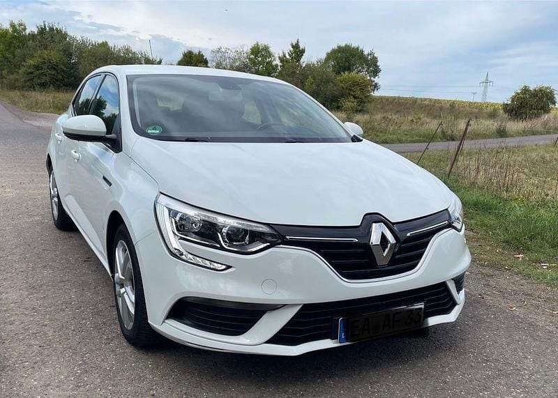 Weiß Gebraucht 2018 Renault Mégane IV Play Limousine | 9.900 € (Superpreis) - Bild 1/4