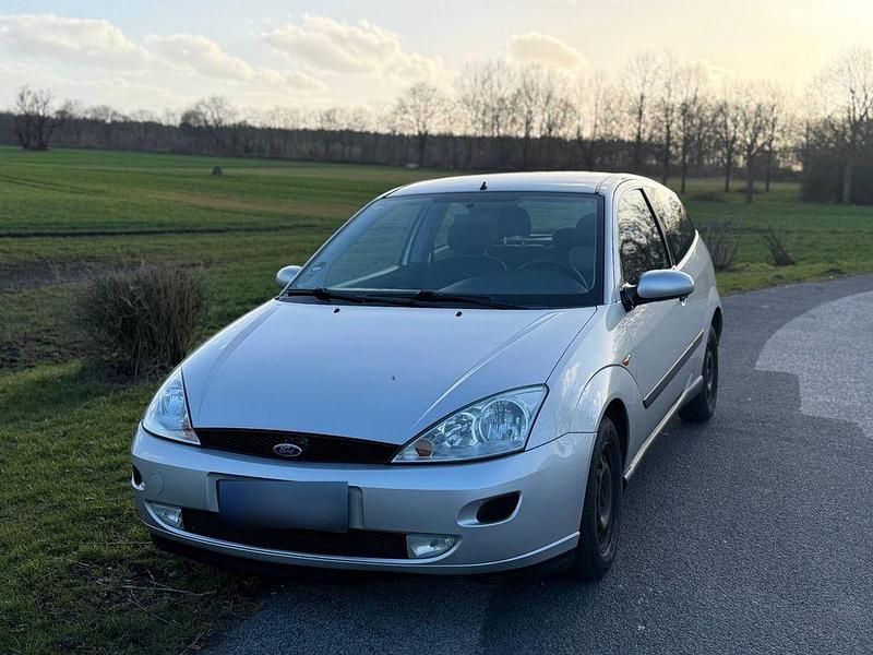 Gebraucht Ford Focus Trend 116 PS (85 kW) 1999 Silber Limousine
