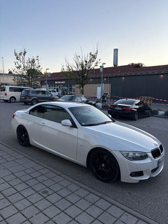 Weiß Gebraucht 2011 BMW 330 Cabriolet M Sport Cabrio | 17.850 € (Fairer Preis) - Bild 1/4
