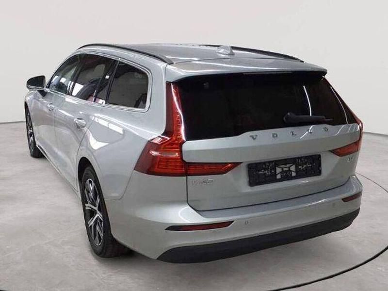 Gebraucht Volvo V60 Core 197 PS (144 kW) 2023 Silver dawn metallic Kombi