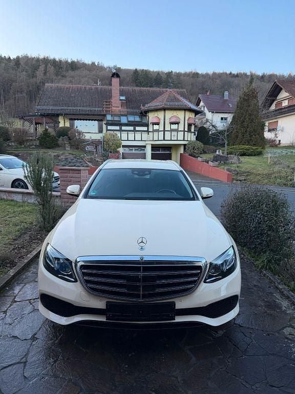 Beige Gebraucht 2019 Mercedes E220 Limousine | 10.900 € - Bild 1/4